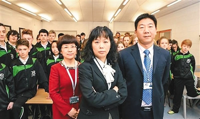 纪录片中的中方老师和英国学生